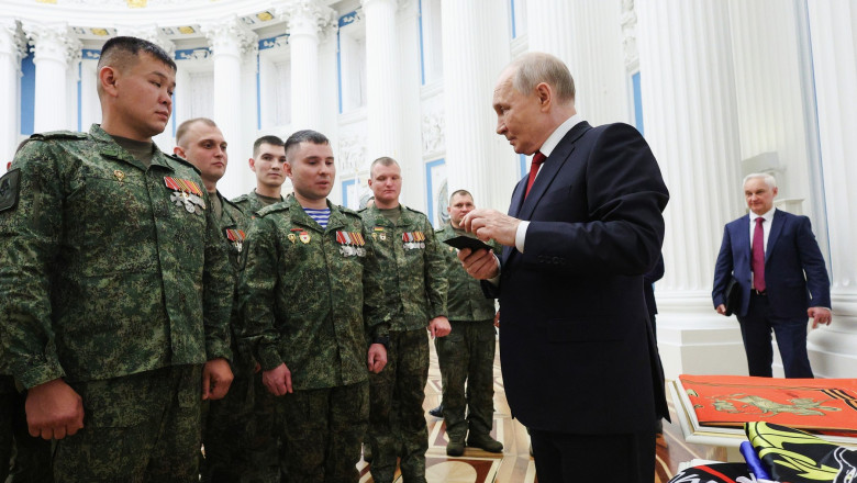 veterani de război ruși premiați de Vladimir Putin la Kremlin