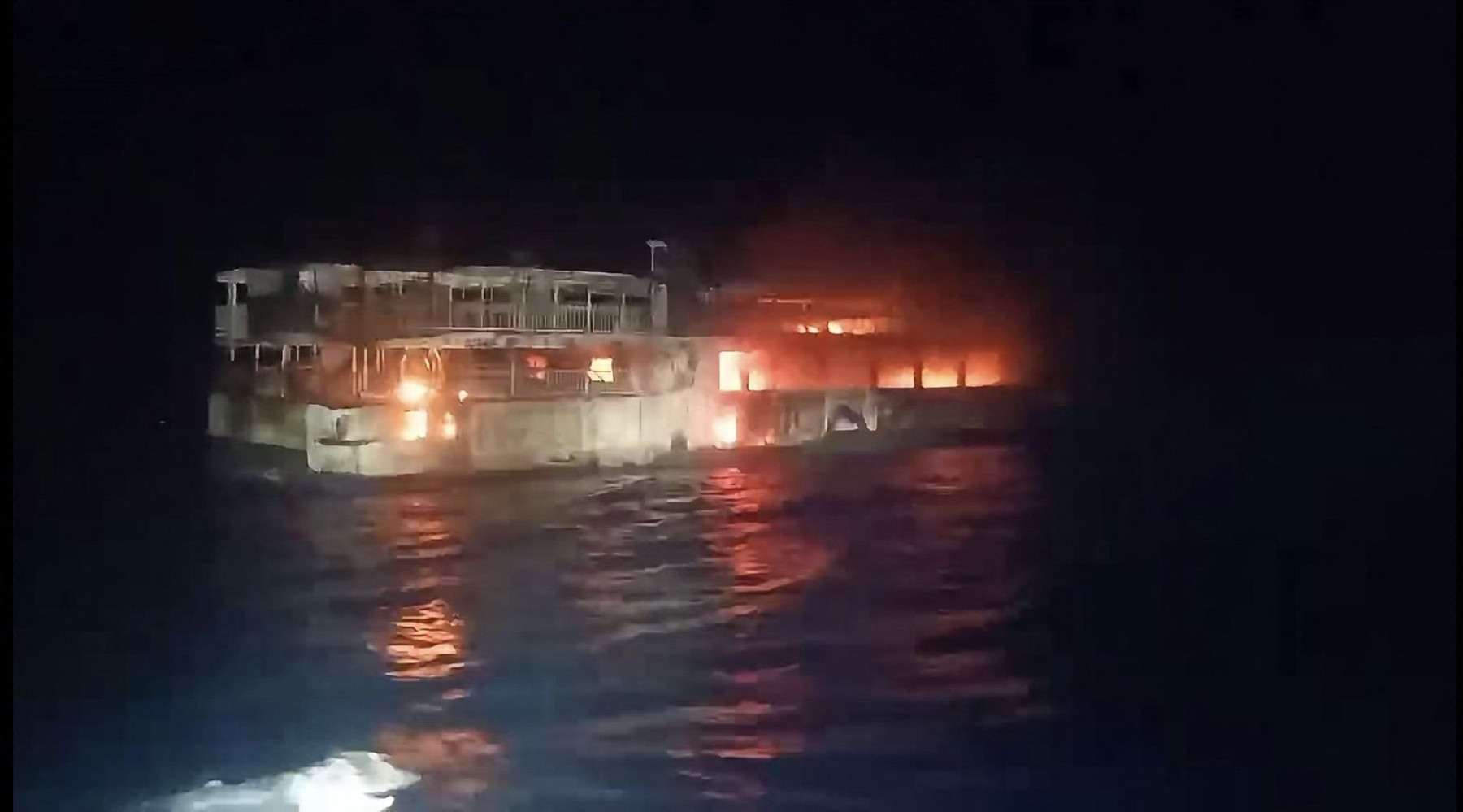 Filipine: Un incendiu izbucnit pe un feribot a provocat moartea a cinci persoane şi zeci de dispăruţi