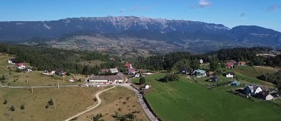 Viața elevilor navetiști din satele de munte: cum arată drumul spre școala de la peste 1.300 metri altitudine