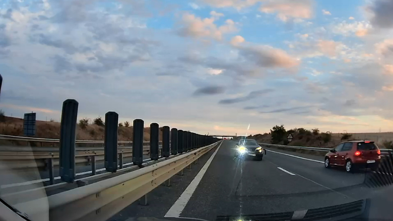 Un șofer a fost filmat în timp ce mergea pe contrasens pe A1. El a provocat un accident în lanț, dar și-a continuat drumul