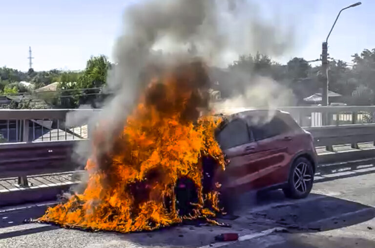 O mașină a luat foc în mers și a ars complet pe șoseaua care leagă București de Giurgiu