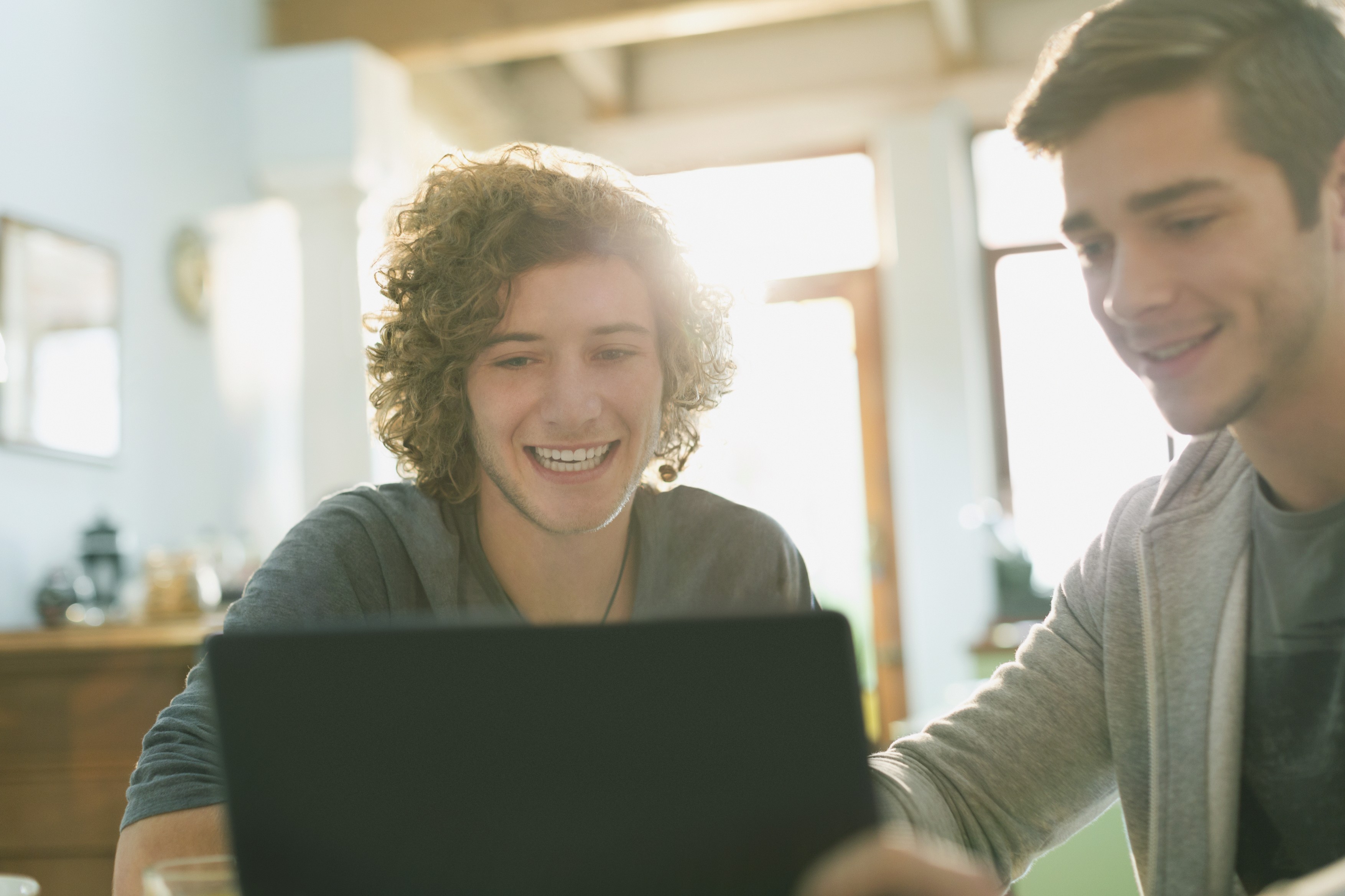 Google oferă studenților din România 12 luni gratuite de abonament Google AI Plus