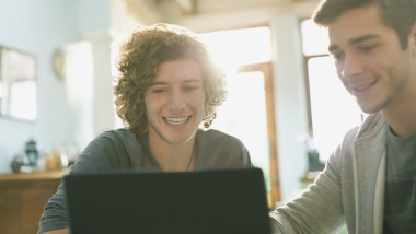 Studenții români beneficiază de 12 luni gratuite de Google AI Plus, cu instrumente precum Gemini Notebook, stocare extinsă și generare de conținut multimedia