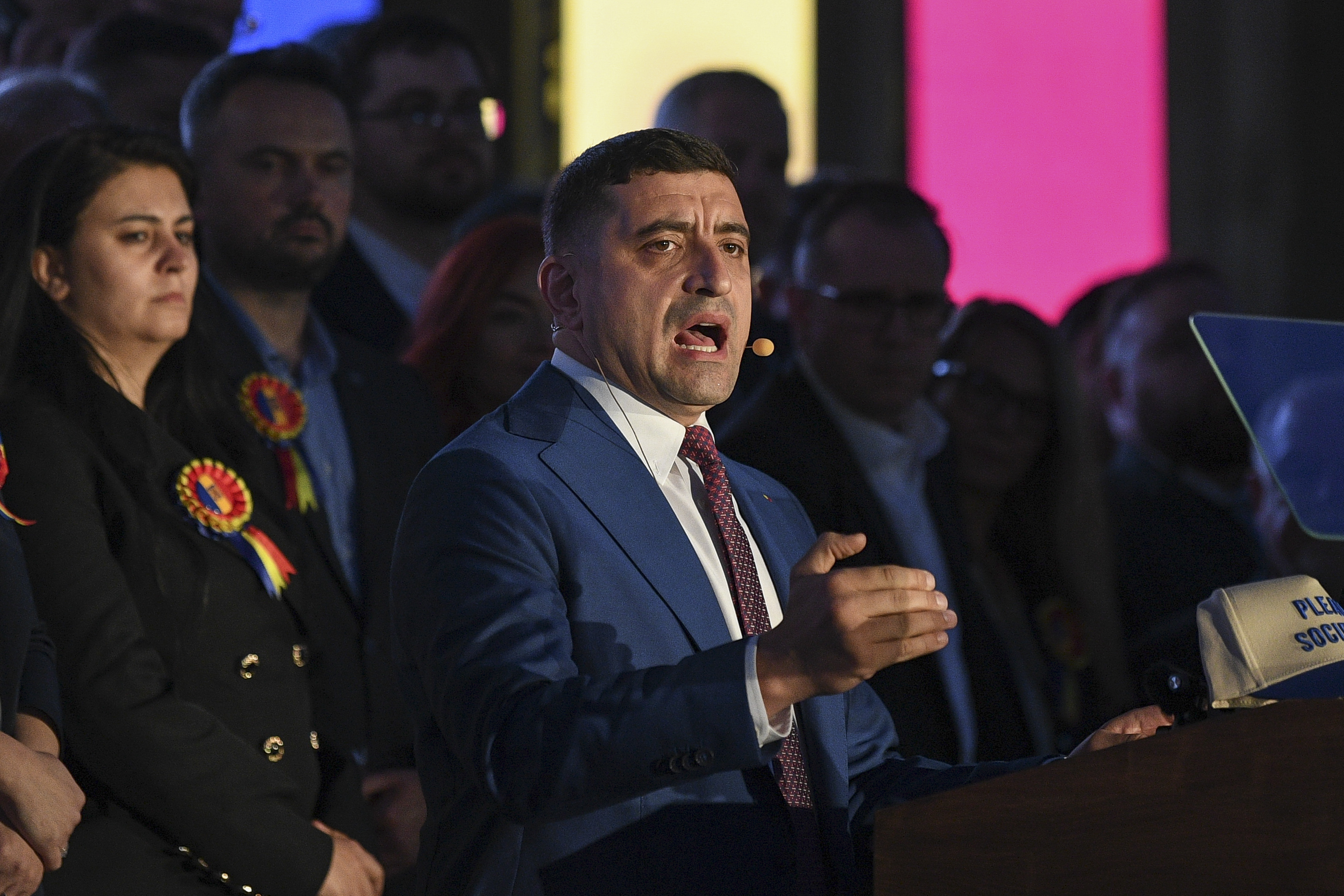 Ce obligații au autoritățile conform proiectului AUR privind sărutarea Drapelului Național. Amenzi pentru instituții media și primării
