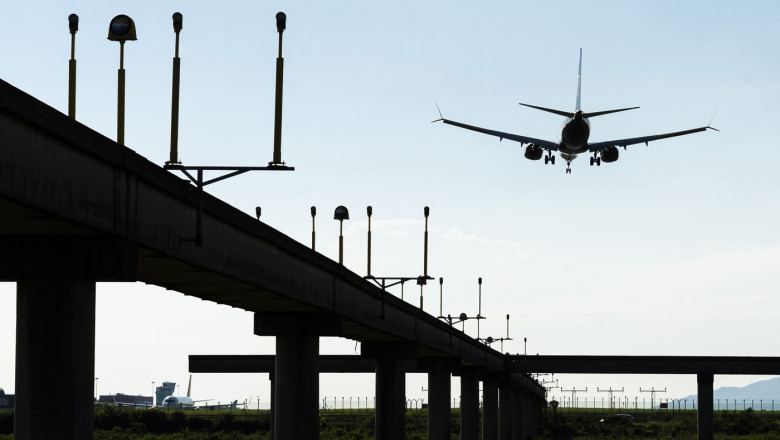 un avion la decolare