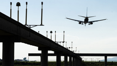 un avion la decolare