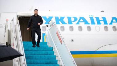 zelenski iese din avionul lui
