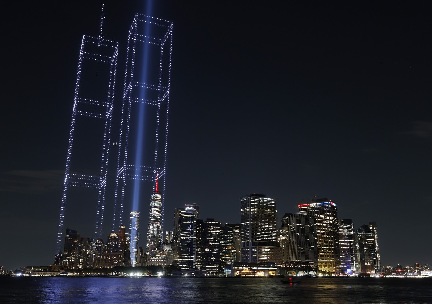 Emoție la New York. Turnurile Gemene au luminat din nou cerul, la 25 de ani de la atentatele teroriste din oraș