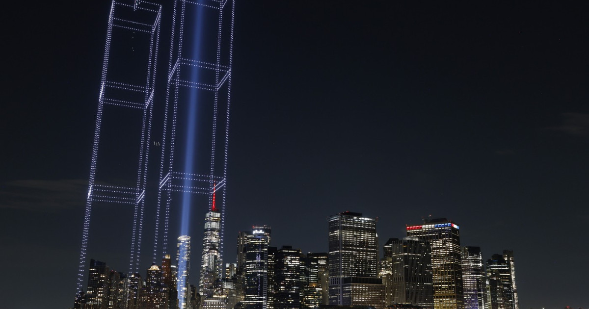 Imagine asociată subiectului: Turnurile Gemene, recreate printr-o instalație cu 2.977 de drone la New York