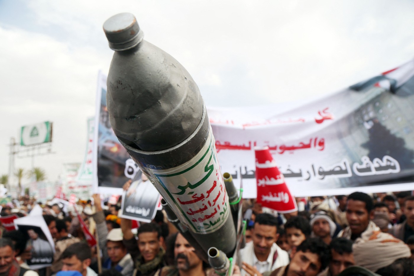 Rebelii Houthi avansează spre o rută vitală pentru comerțul mondial. Ar fi cucerit portul strategic Mokha de la Marea Roșie
