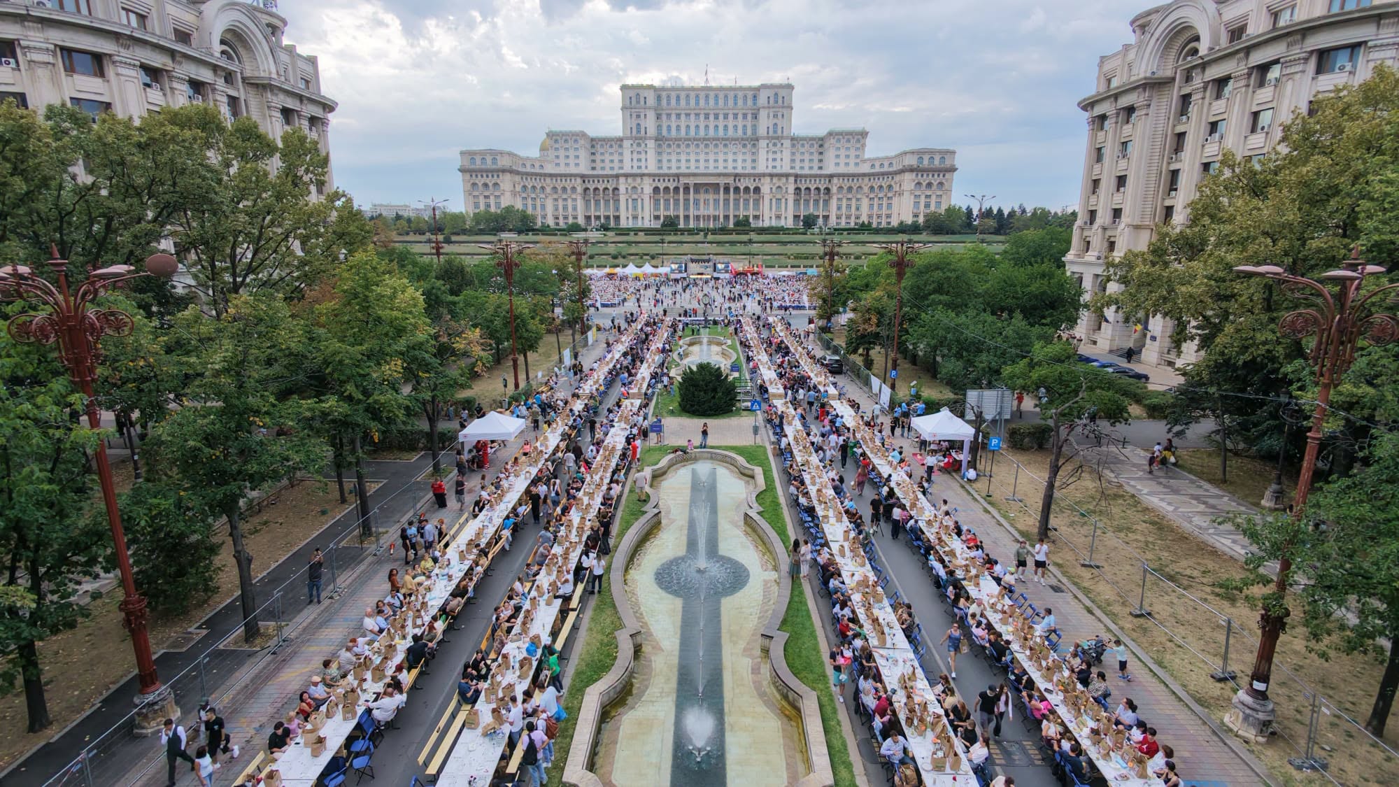 Bucureștiul a intrat în Cartea Recordurilor. 20.000 de oameni s-au așezat la cea mai lungă masă din lume: „A fost o mare sufragerie”