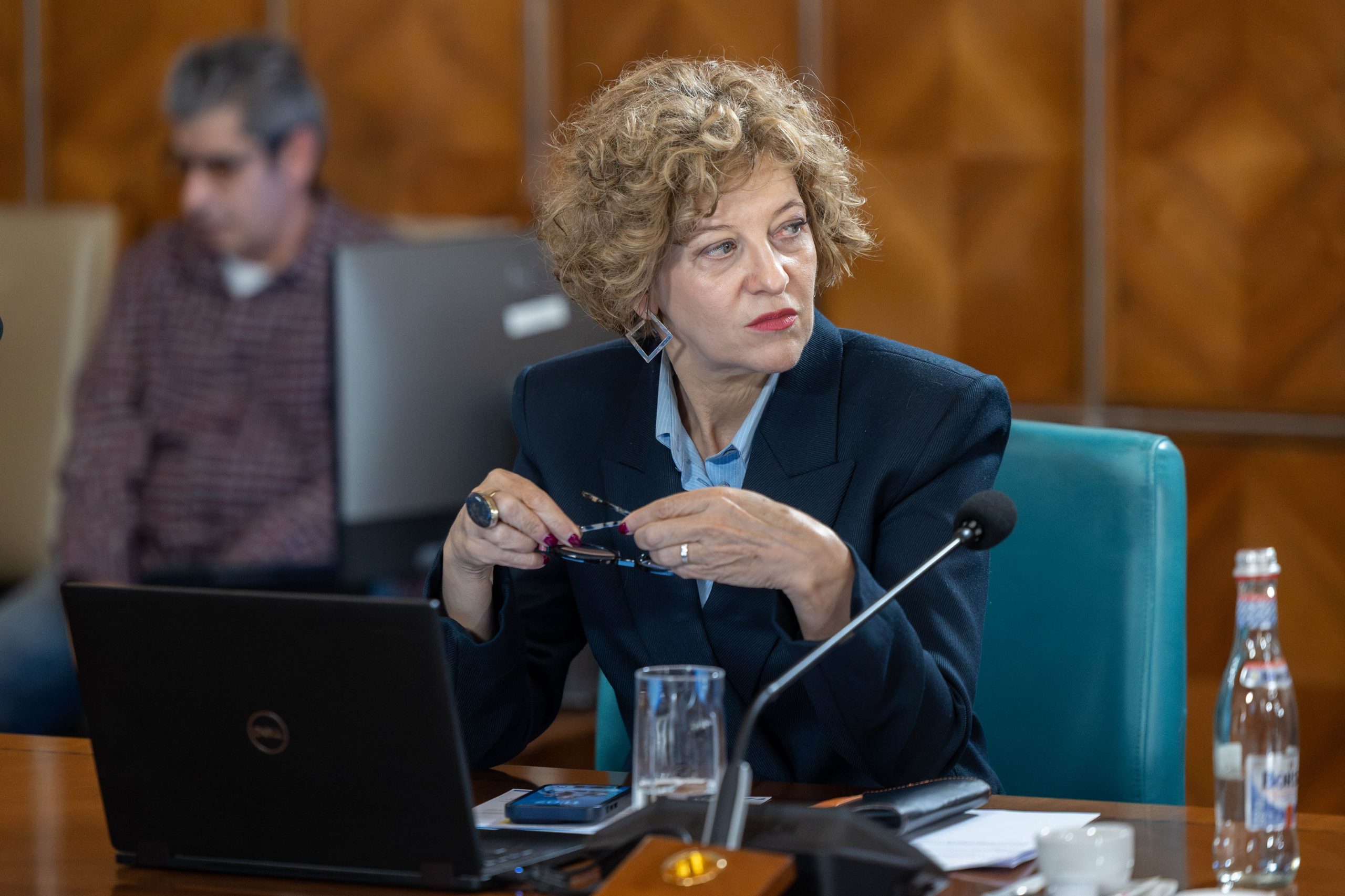 Oana Gheorghiu, despre „sărutul drapelului”: Ideea că iubirea de ţară poate fi obţinută prin constrângere este aberantă și stupidă
