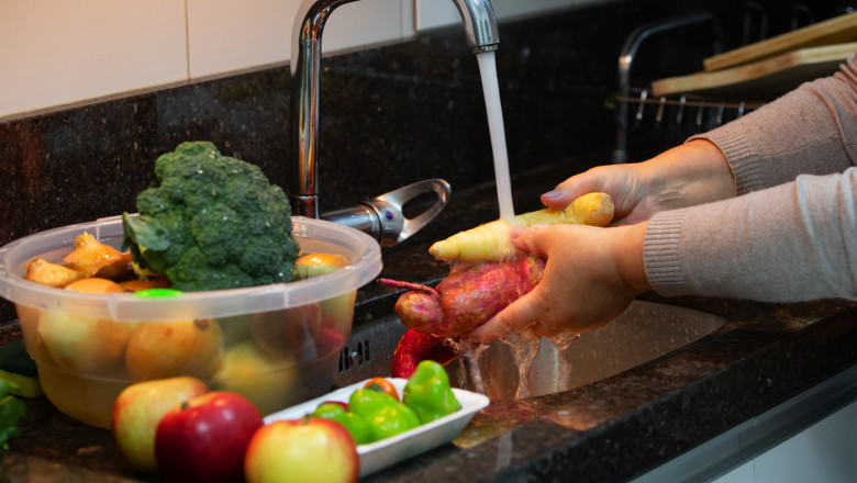 Fructele și legumele trebuie spălate bine înainte de consum. Sursă Foto Getty Images