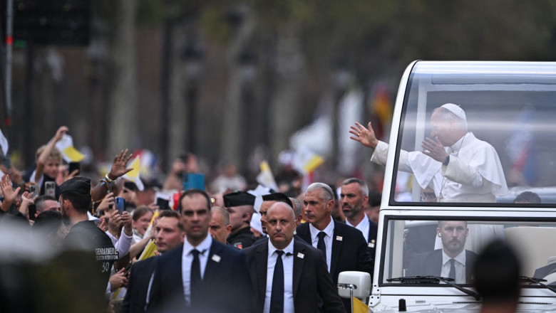 Pope Leon XIV in a solemn open-air mass in Paris FA