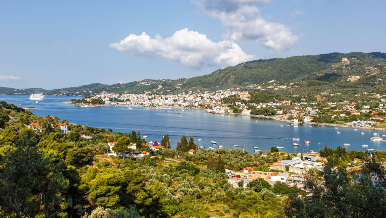 Blick auf die Meeresbucht bei Skiathos-Stadt Urlaub am Meer auf der Mittelmeer Insel Skiathos, Griechenland Skiathos, Gr