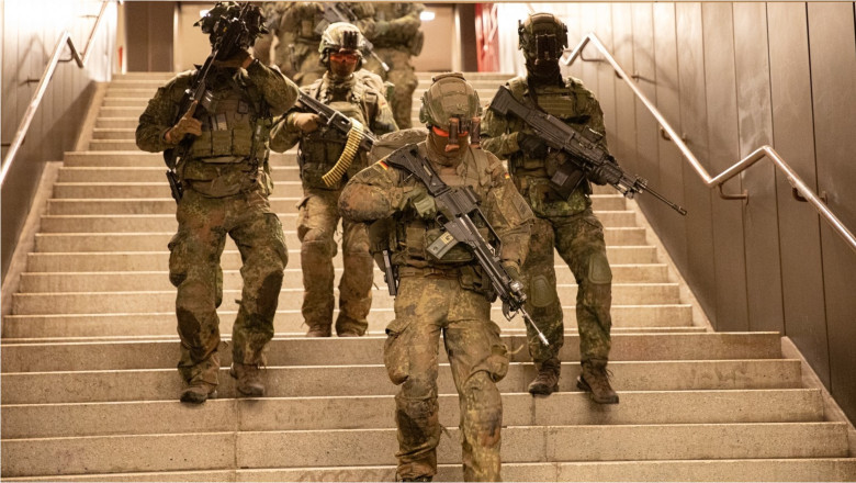 soldați în timpul unui exercițiu militar urban la Berlin