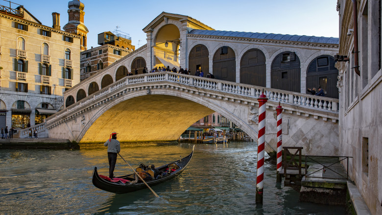 Italy, Veneto, Venice, Gondola on Canal Grande in front of Rialto Bridge