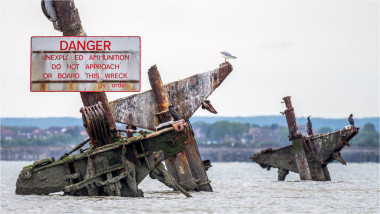 catargele vizibile ale epavei SS Richard Montgomery, la gura de vărsare a Tamisei