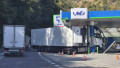 un tir a intrat in pompele de carburant