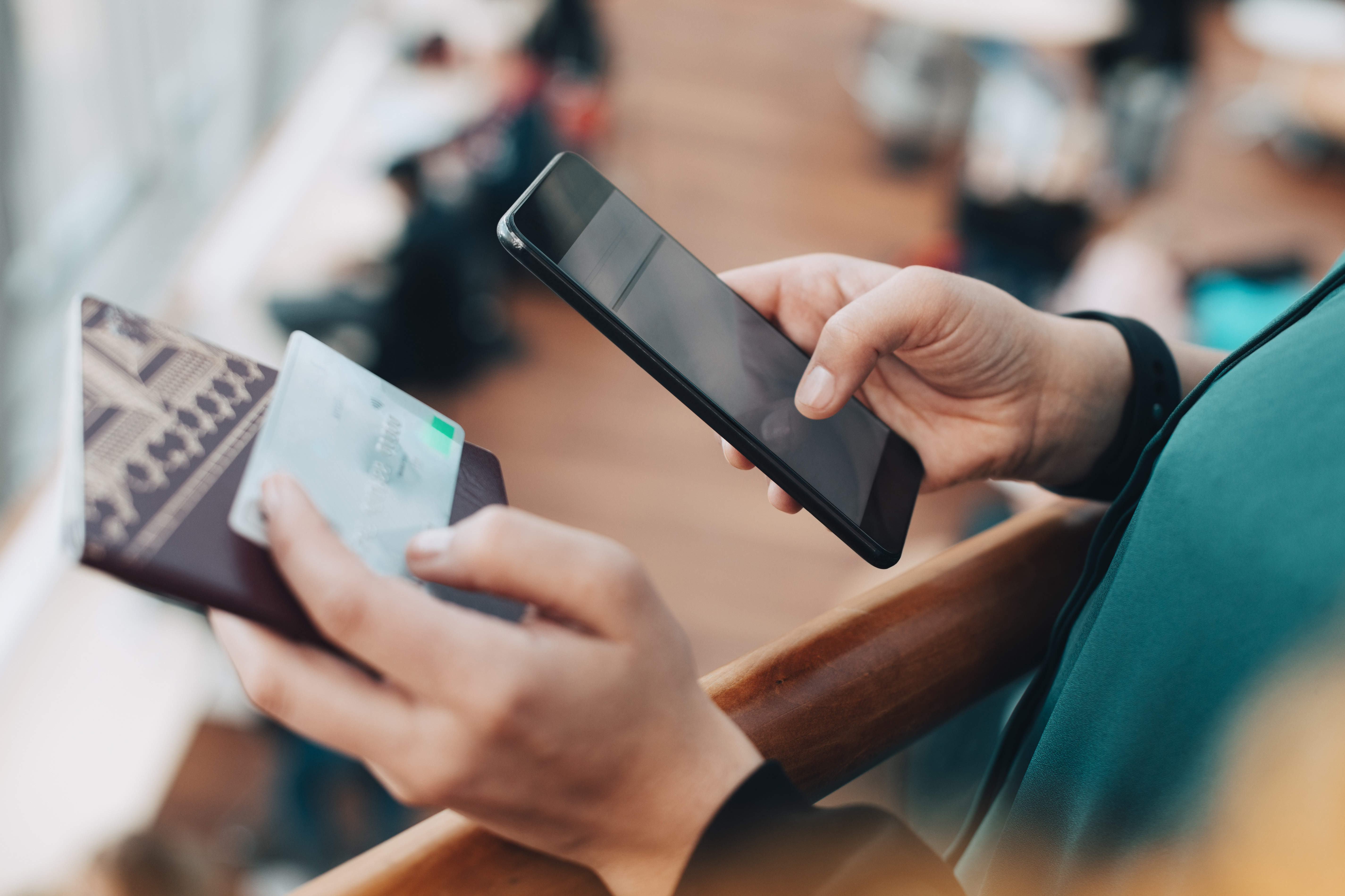 Cine își va putea păstra buletinul și permisul pe telefon. Condiția obligatorie pentru românii care vor acces primii la aplicație