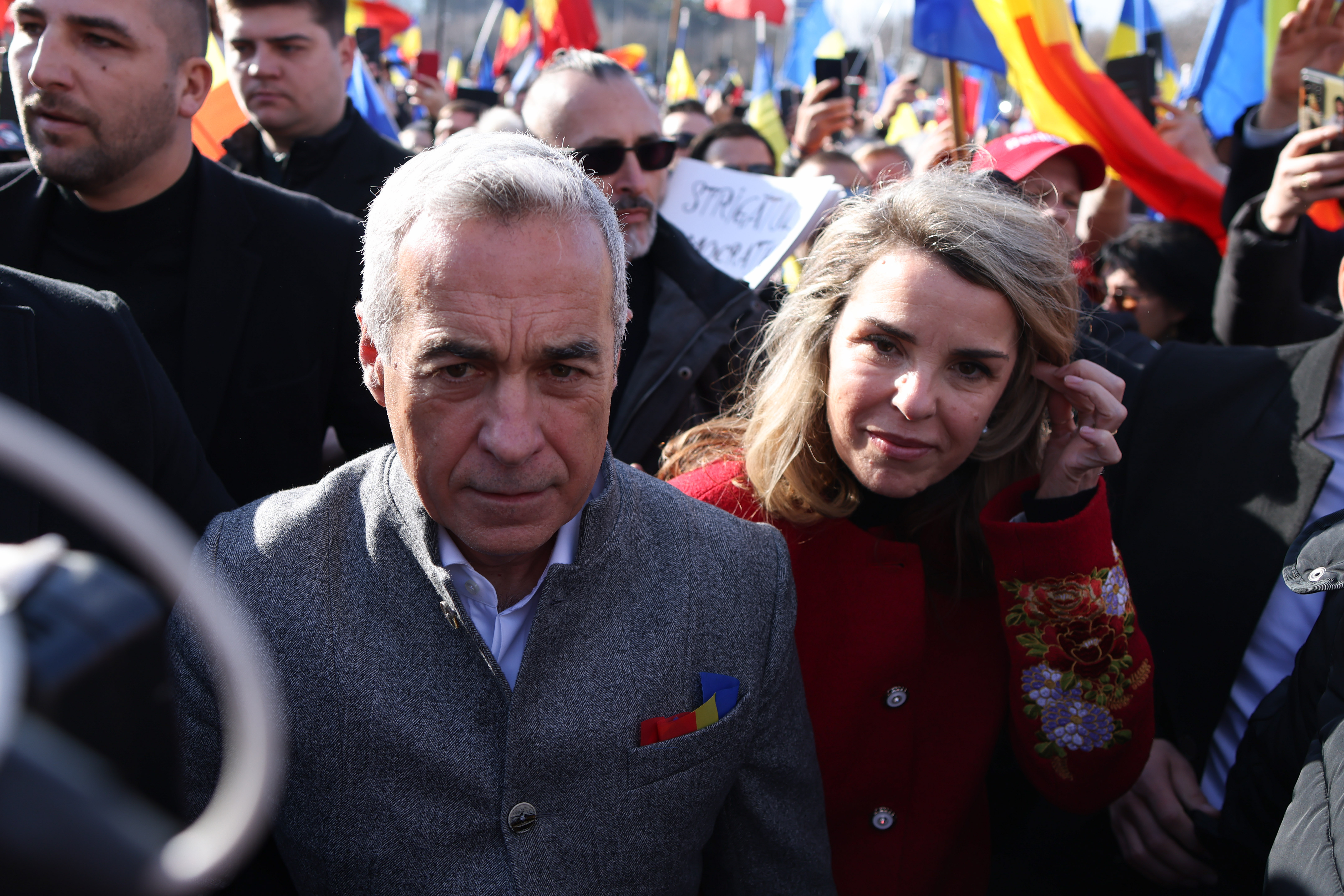 Familia Georgescu, a treia zi la DIICOT. Anchetatorii verifică zeci de telefoane și dispozitive electronice. Ce încearcă să afle