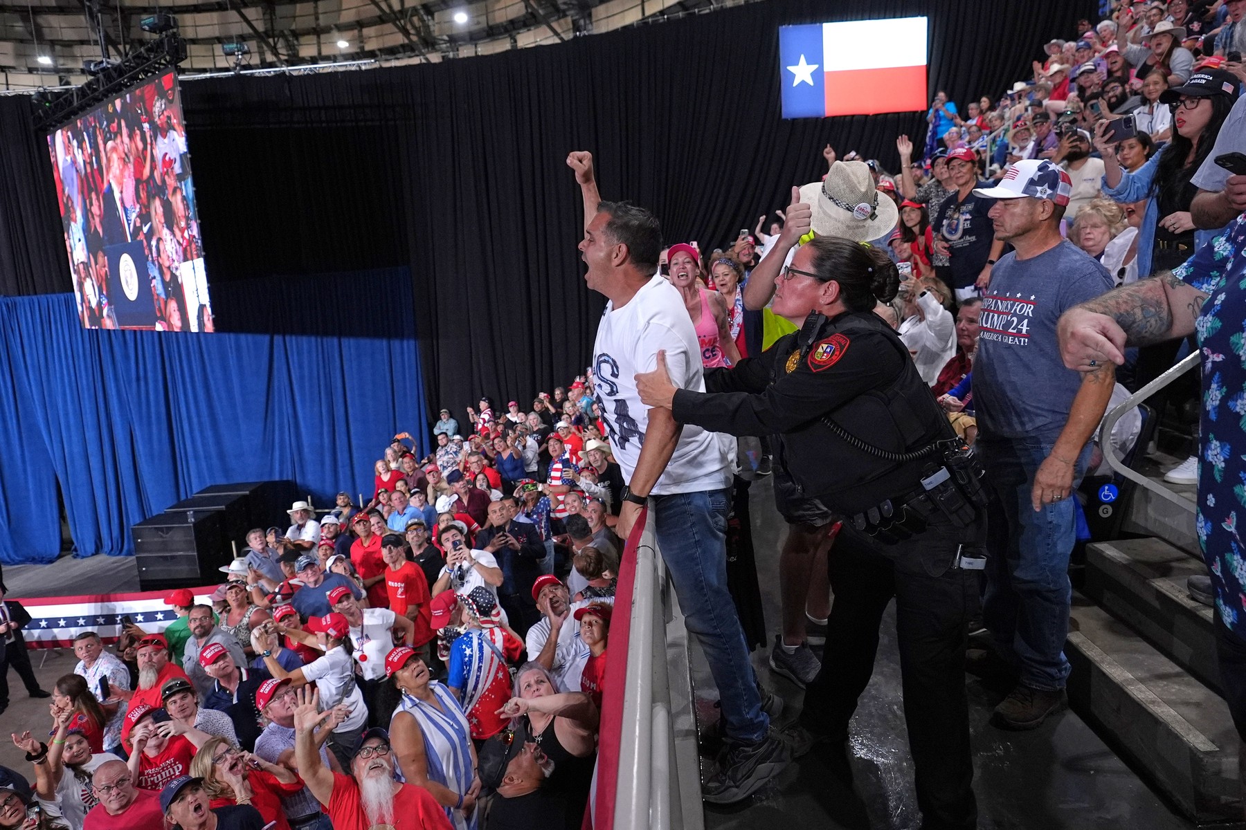 SUA: Trump, întrerupt de protestatari în timpul unui discurs în Texas. Reacția președintelui: „Plecați dracului de aici!”