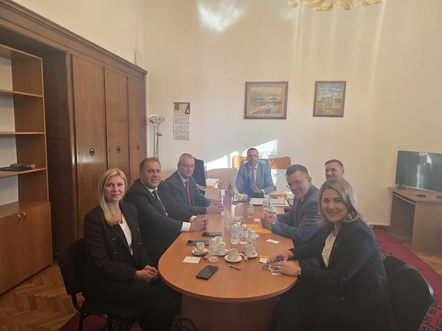 Dungaciu și alți membri AUR s-au întâlnit cu „a cincea coloană a lui Putin”. Partidul premierului pro-rus din Bulgaria