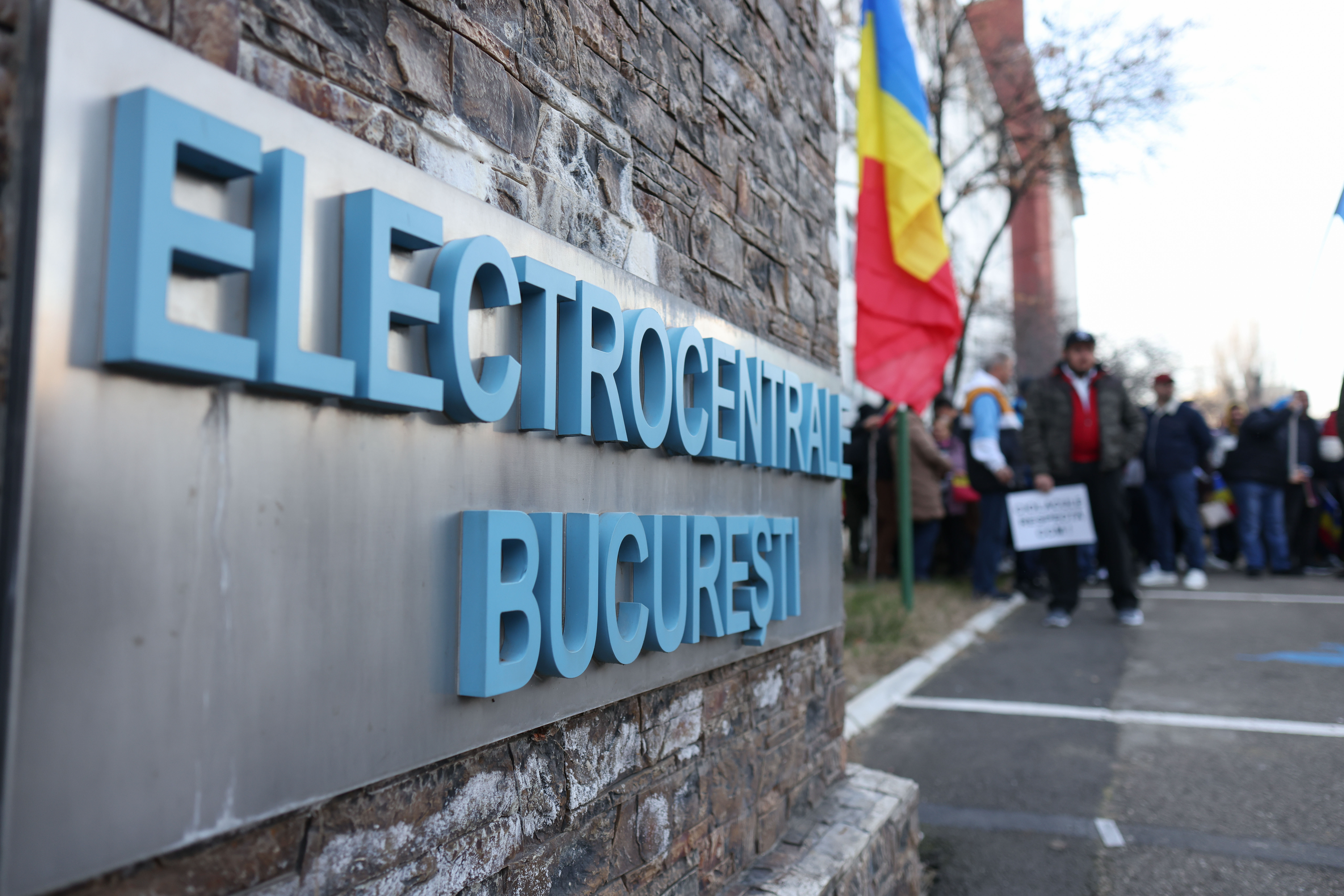 Sute de angajați ELCEN protestează în fața Ministerului Energiei. Discuțiile cu autoritățile, fără rezultat