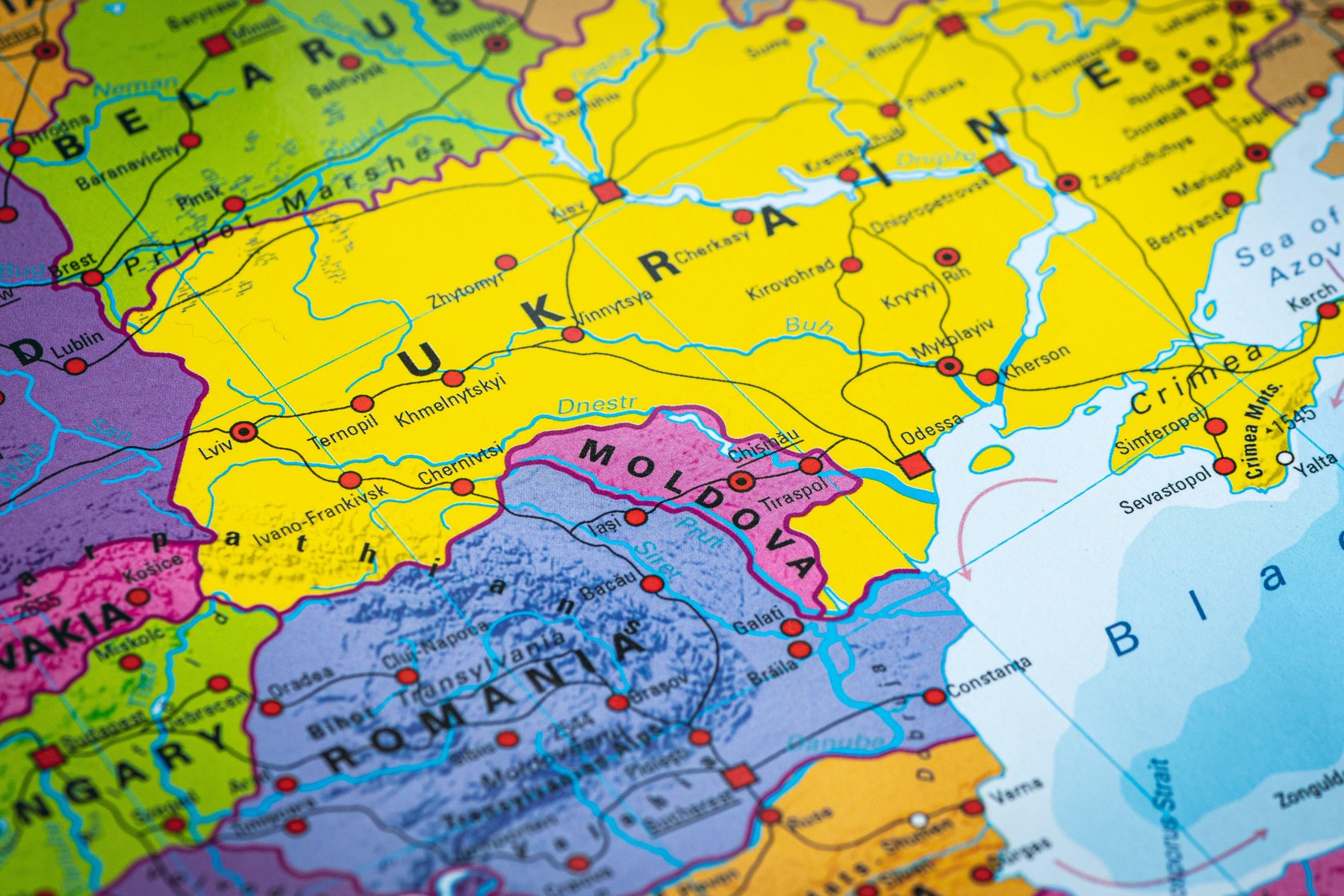 Trei organizații ale românilor din Ucraina cer intervenția Bucureștiului pentru protejarea școlilor cu predare în limba română