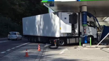accident tir benzinarie calimanesti