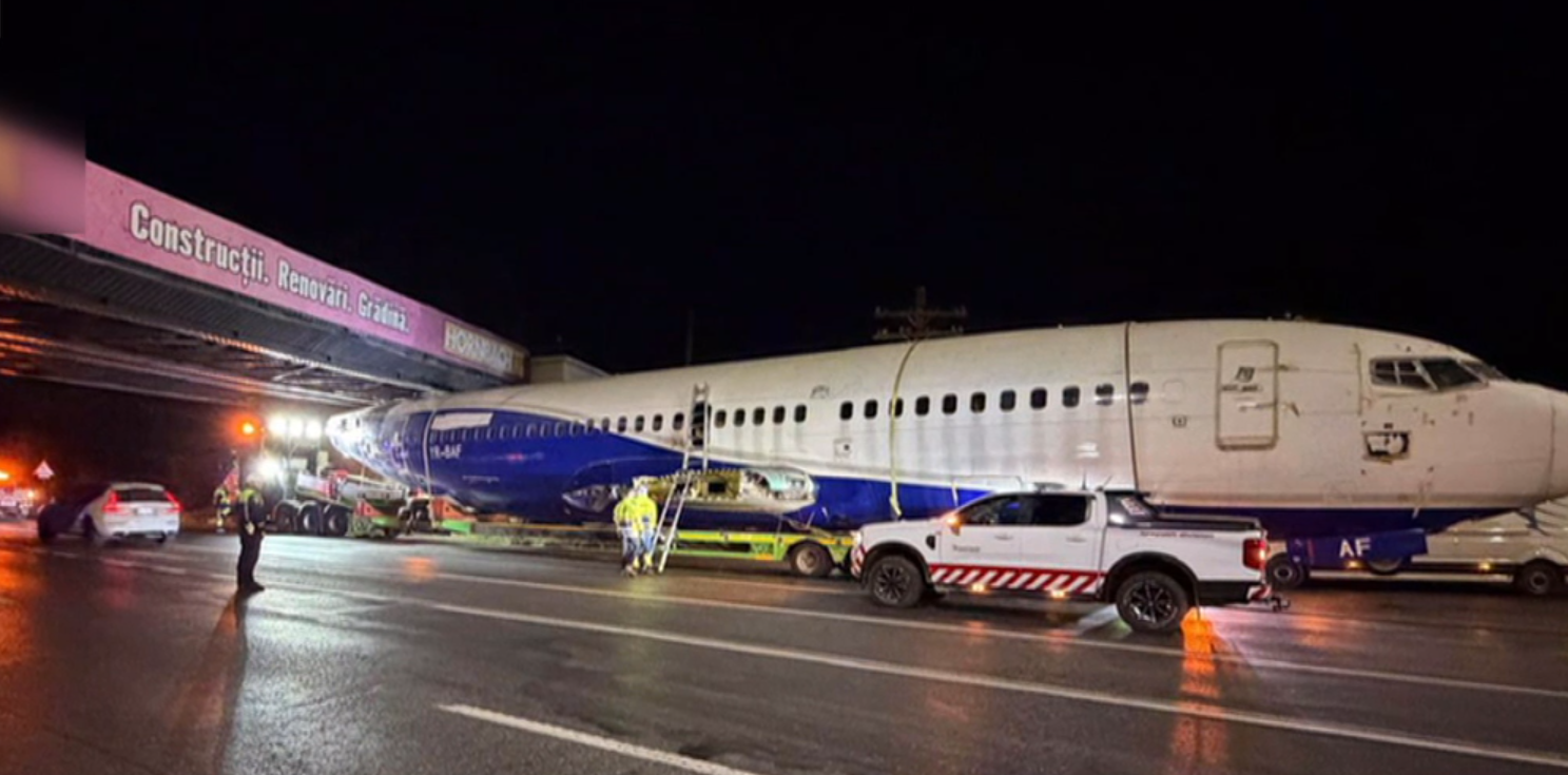 Avion blocat sub un pod pe DN1: ce se va întâmpla cu aeronava