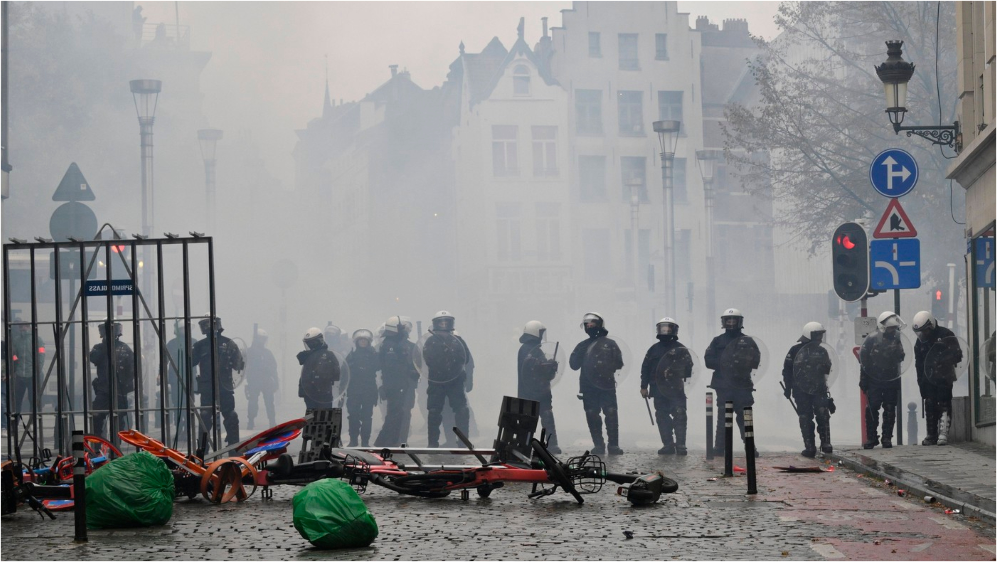 Violențe pe străzile din Bruxelles în timpul demonstrațiilor sindicatelor. Polițiștii au folosit gaze lacrimogene și un tun cu apă