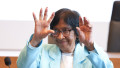 Navi· Pillay face cu mana