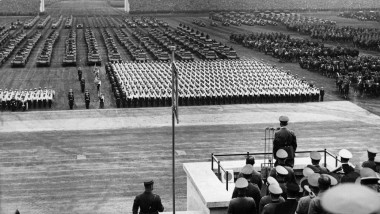 Adolf Hitler susține un discurs de ziua armatei germane