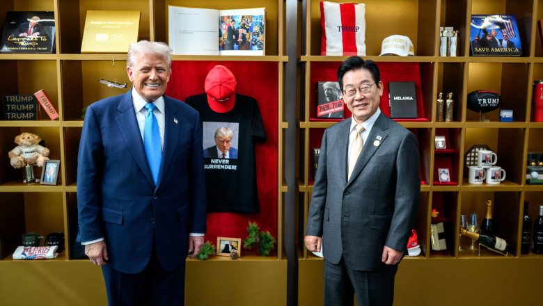 President Donald Trump speaks with President Lee Jae Myung of the Republic of Korea in the gift shop at the Gyeongju National Museum, South Korea on Wednesday, October 29, 2025. (Official White House Photo by Daniel Torok)