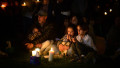 Membrii comunității își exprimă durerea în cadrul unei veghe la lumina lumânărilor organizată în Drake Park , Oregon.