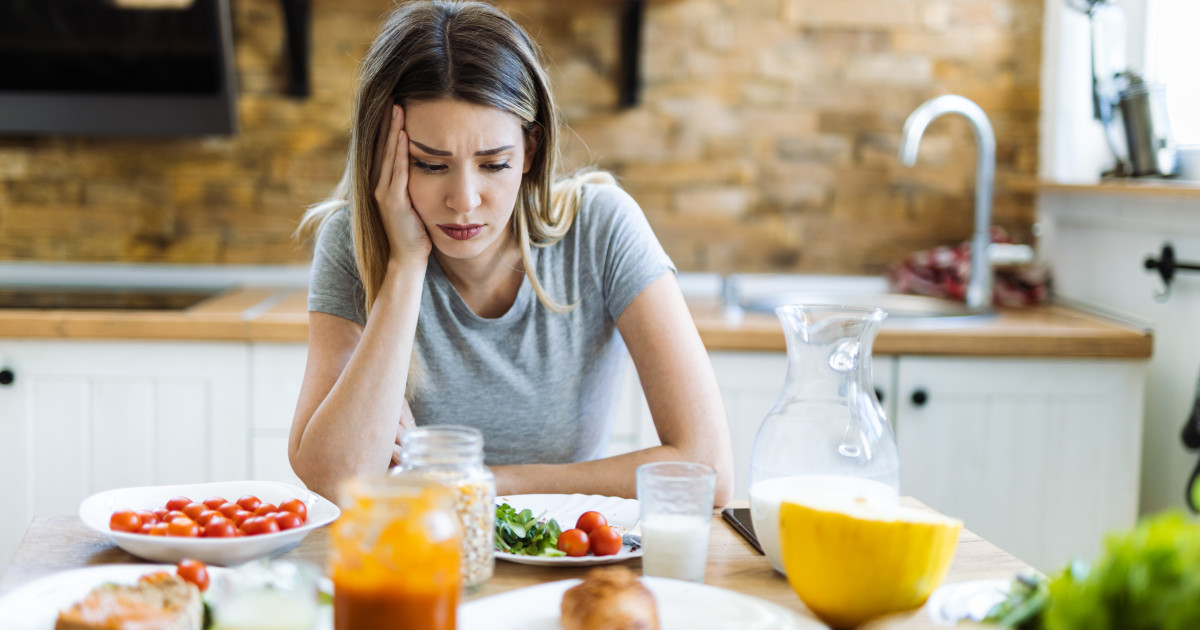 Ce este „food noise”, fenomenul care poate îngreuna slăbitul. Obiceiurile care îl pot accentua, explicate de specialiști