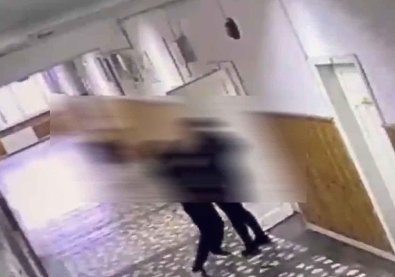 Momentul în care un elev a înjunghiat o profesoară cu un cuțit pe holul unei școli din Bistrița
