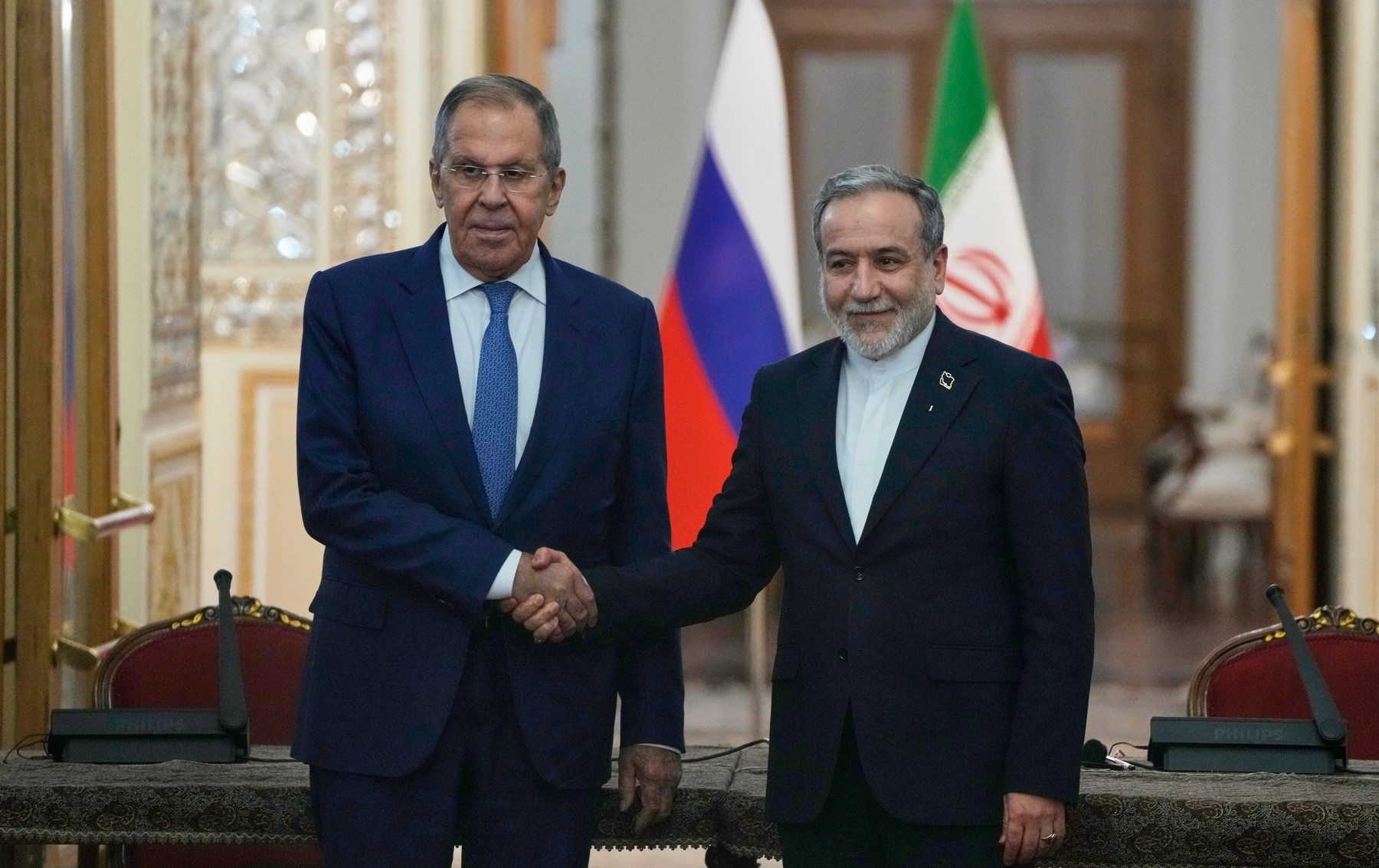 Lavrov promite că Rusia nu va renunța la acordurile cu Iranul. Discuții „fructuoase, deschise și sincere” la Teheran
