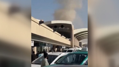 fum care se ridica deasupra aeroportului din riad