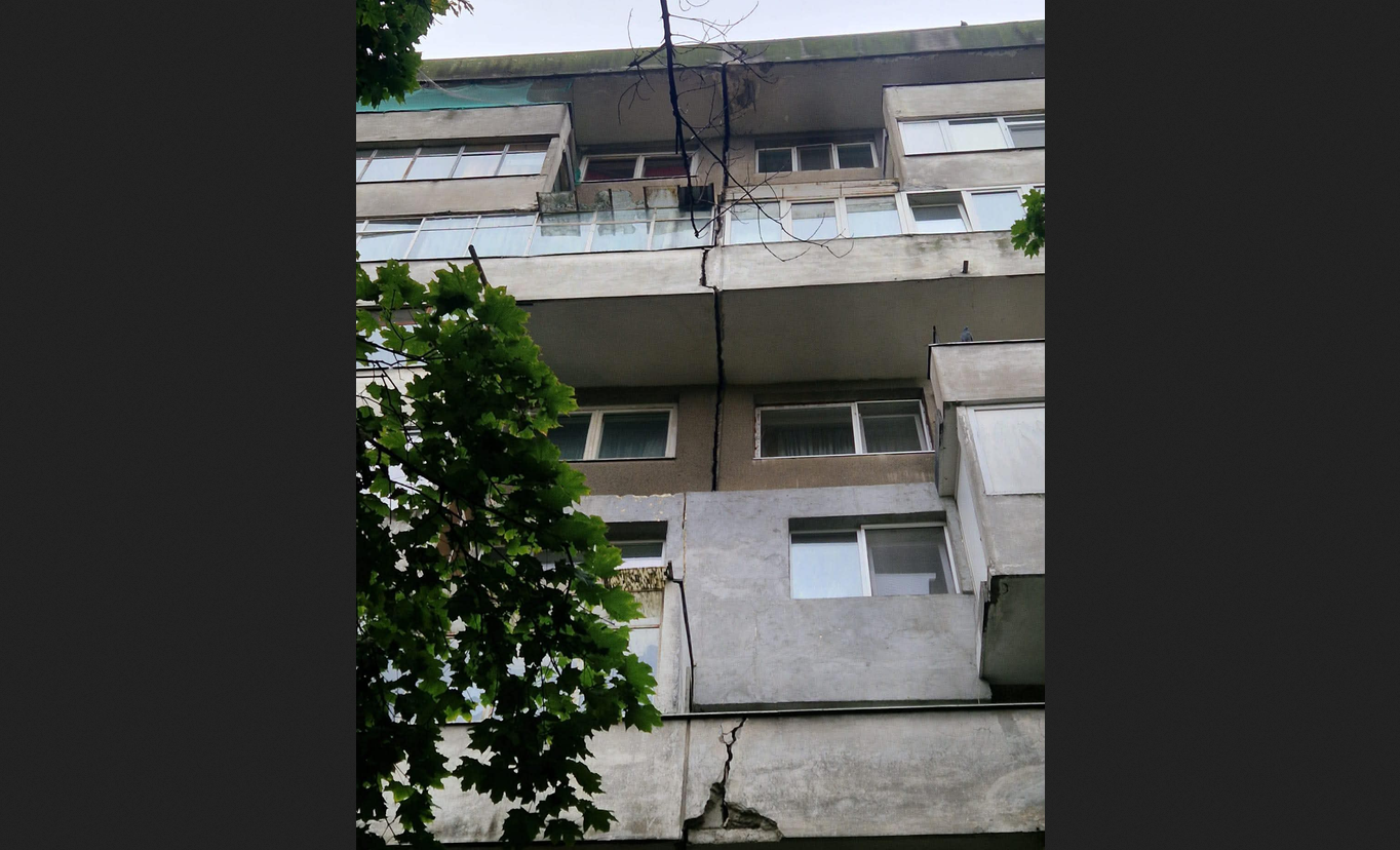 Oameni evacuați de urgență dintr-un bloc din Capitală după ce pe fațada clădirii a apărut o crăpătură uriașă. Pericol de prăbușire