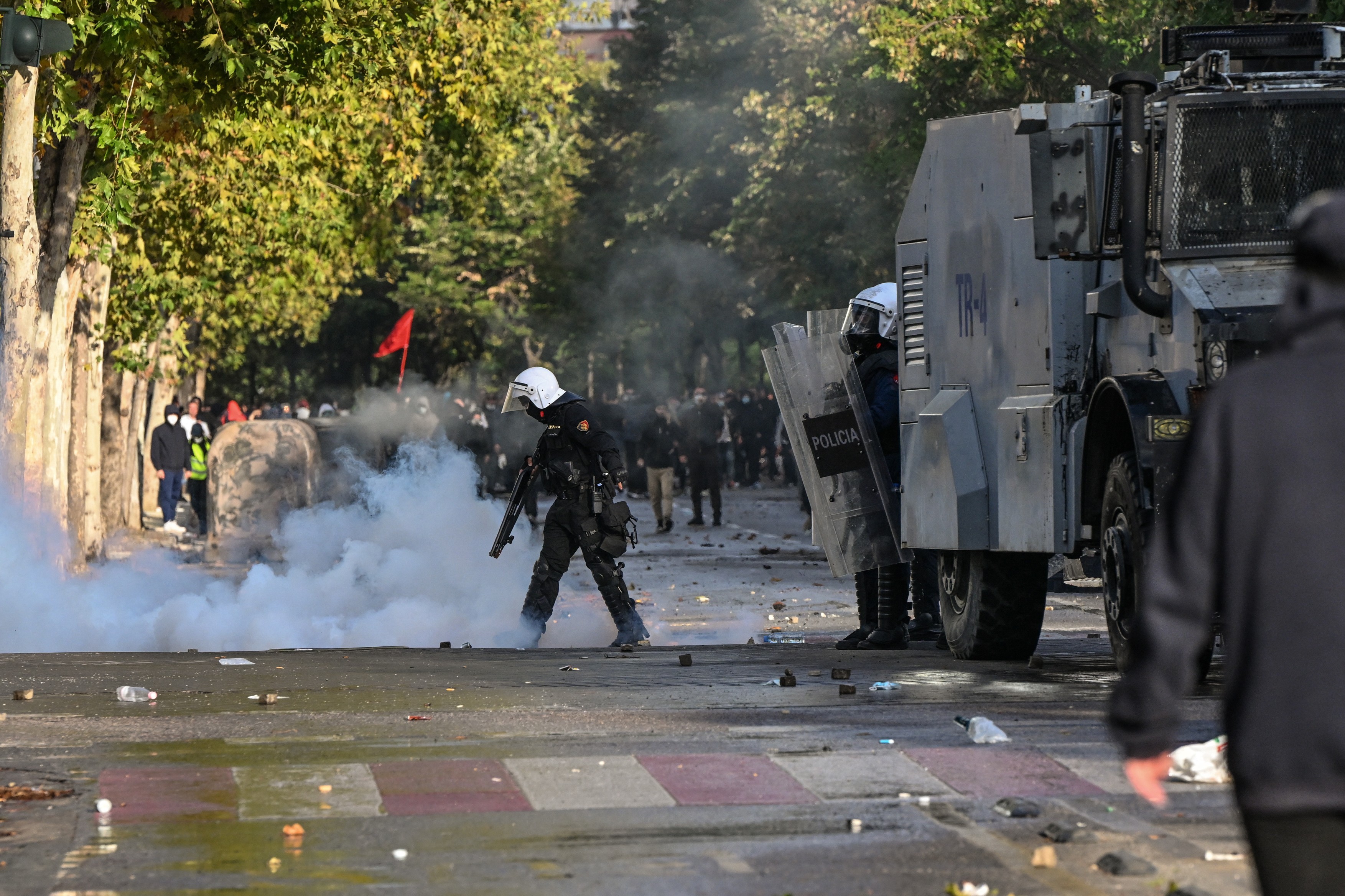 Proteste violente în Europa: ciocniri cu poliția în Italia, Franța și Albania, mii de oameni în stradă în mai multe țări