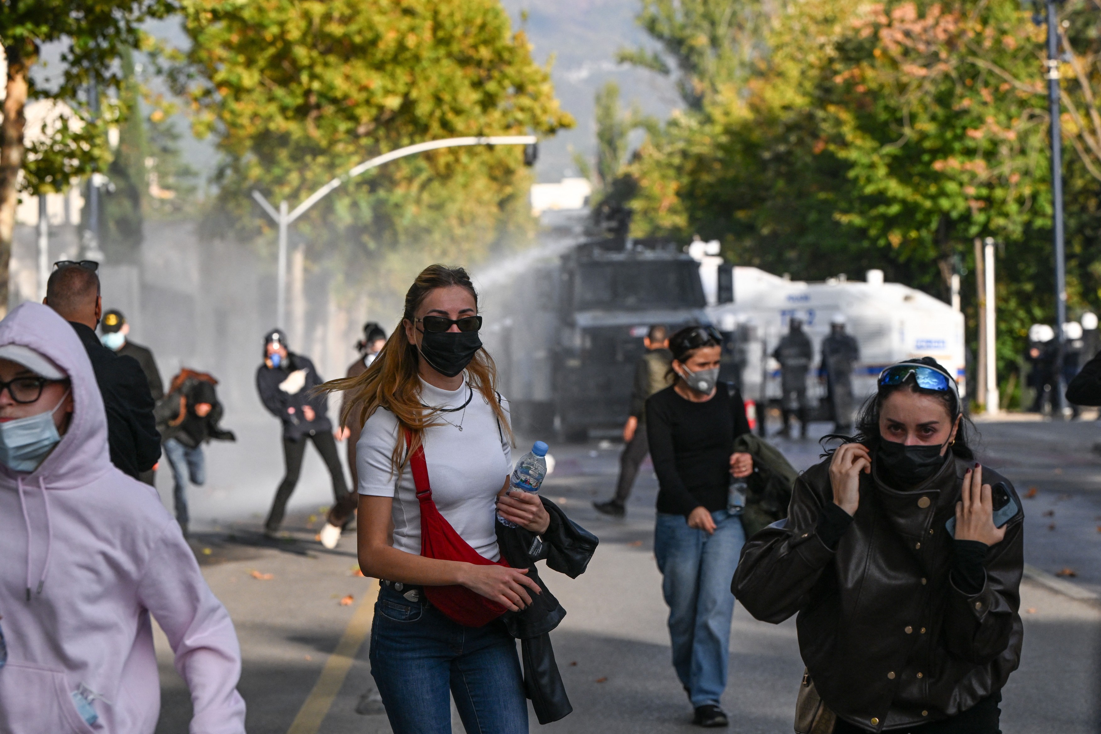Proteste violente în Albania: Poliția a folosit gaze lacrimogene, tunuri cu apă și gloanțe de cauciuc la Tirana