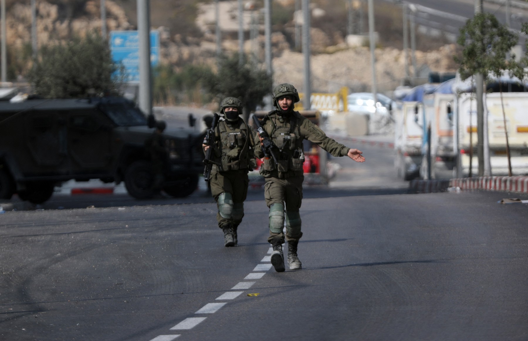Israelul impune blocadă în Cisiordania în ziua alegerilor, după uciderea a doi soldați. Palestinieni evacuați forțat din Hebron