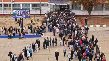 Sârbii au format cozi uriașe la secțiile de vot FOTO Profimedia
