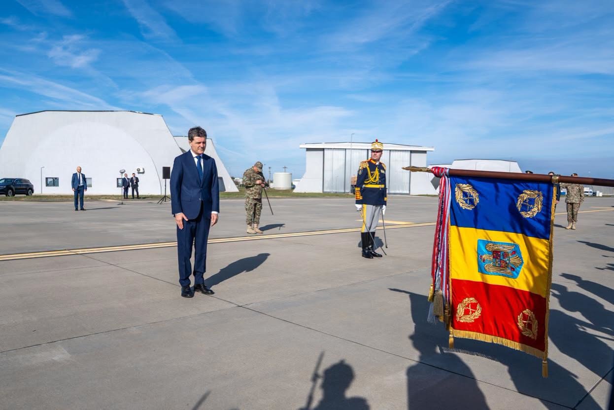 Fotografie ilustrativă pentru: Ceremonii de Ziua Armatei României la Baza 86 Aeriană și mesaje oficiale privind securitatea regională