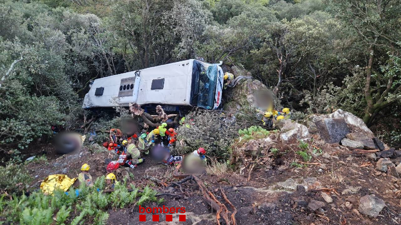 Fotografie ilustrativă pentru: Accident grav în Catalonia: Un autocar s-a răsturnat într-o prăpastie lângă Barcelona, rănind zeci de persoane