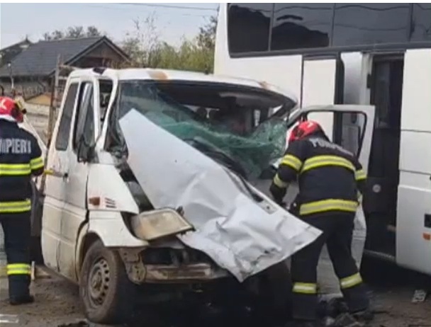 Accident pe DN1, în Ciolpani. Un autobuz s-a ciocnit cu o autoutilitară. ISU intervine cu ambulanță, mașină de descarcerare, elicopter