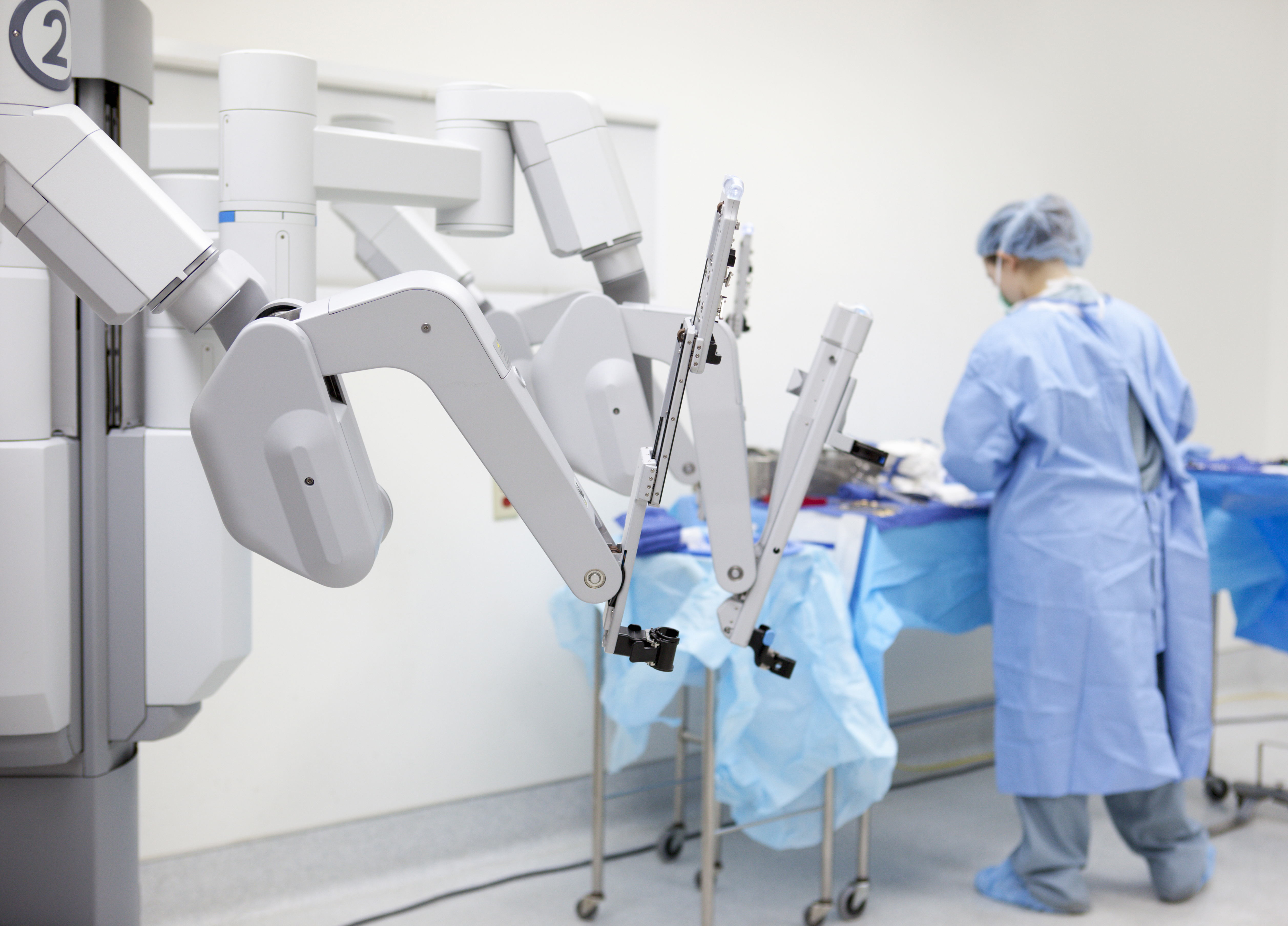 Un pensionar din Gorj a obținut în instanță decontarea integrală a costurilor unei operații cu robotul chirurgical la o clinică privată