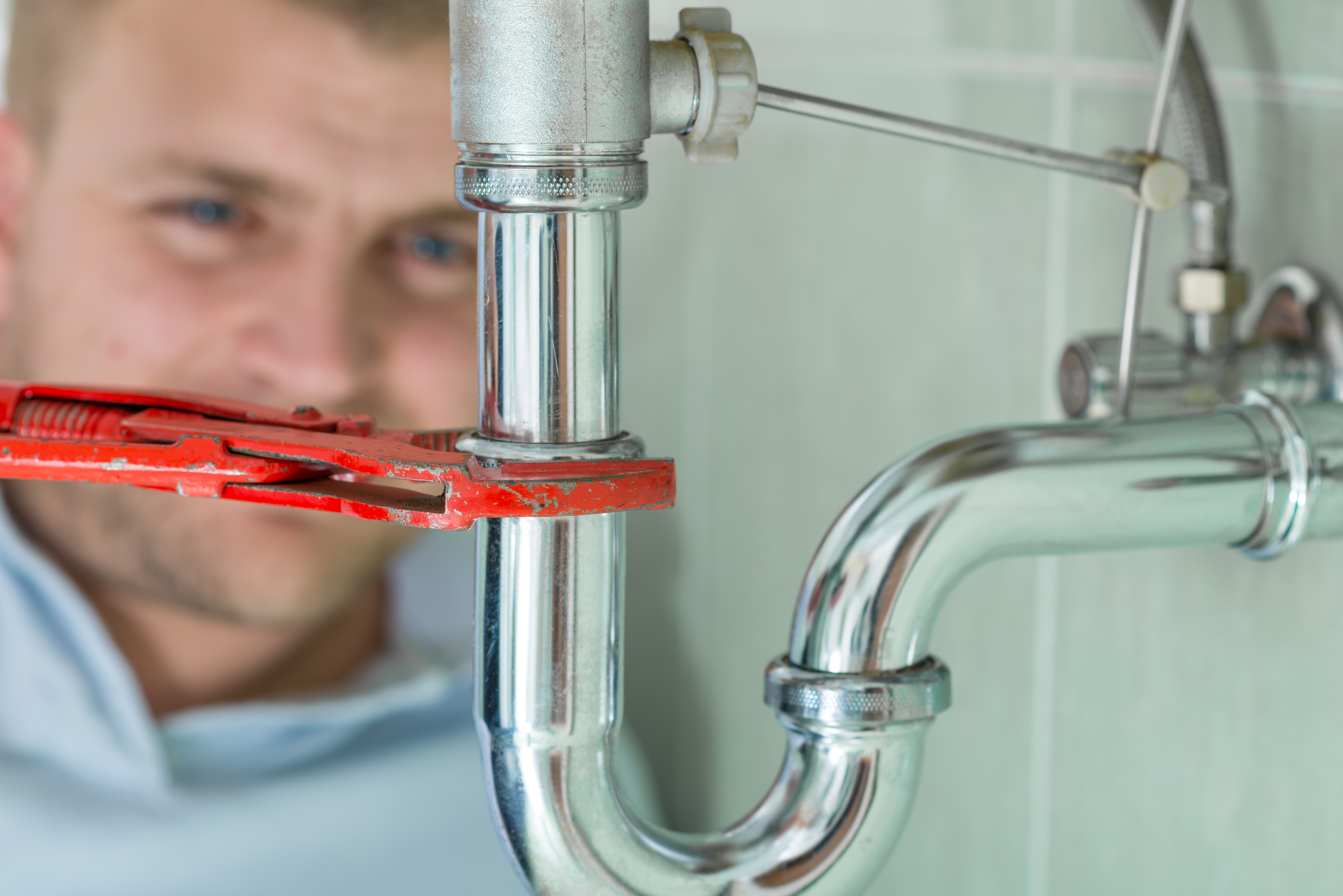 Cine plătește reparațiile când o conductă spartă îți inundă apartamentul. În ce condiții răspunde asociația de proprietari
